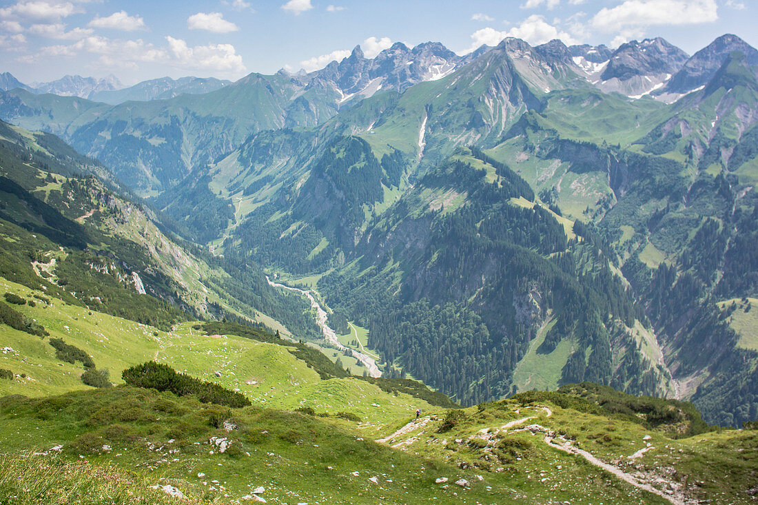 Berg Panorama im Oberallgäu. Alpine Wanderwege führen über Kuhweiden auf den Berg. \nDeutschland, Bayern, Oberallgäu