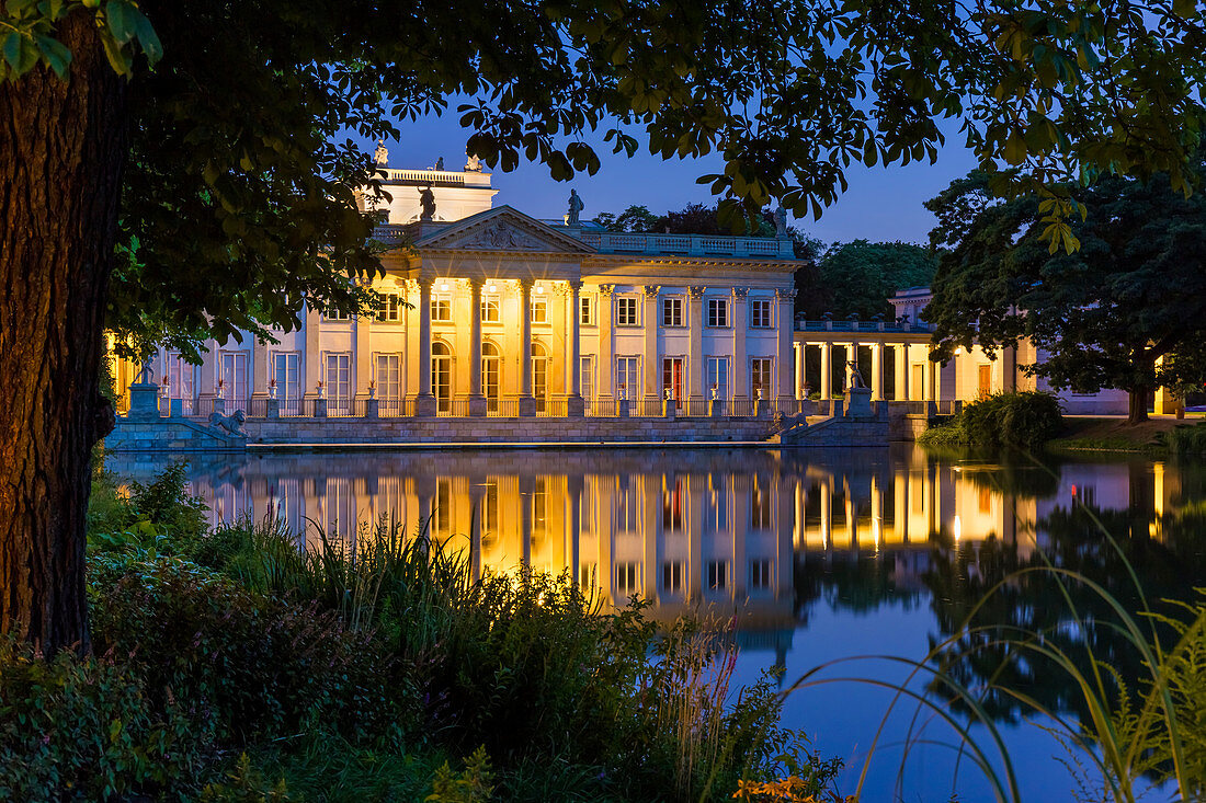 Königlicher Garten, genannt Lazienki Krolewskie, mit Palast am Wasser, Warschau, Polen, Europa