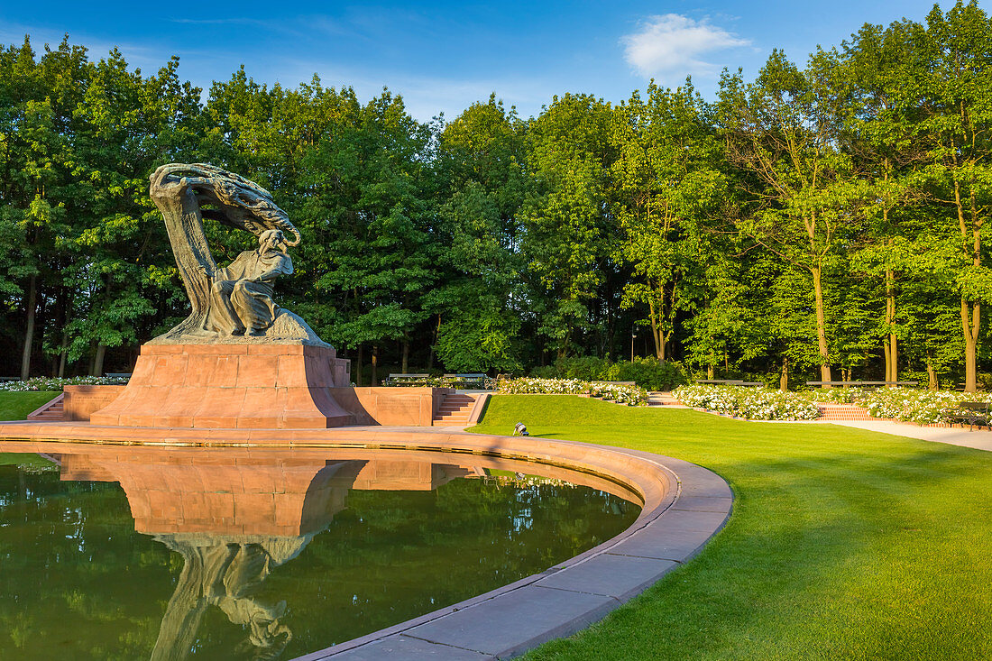 Frederic Chopin Denkmal, Königlicher Garten genannt Lazienki Krolewskie, Warschau, Polen, Europa