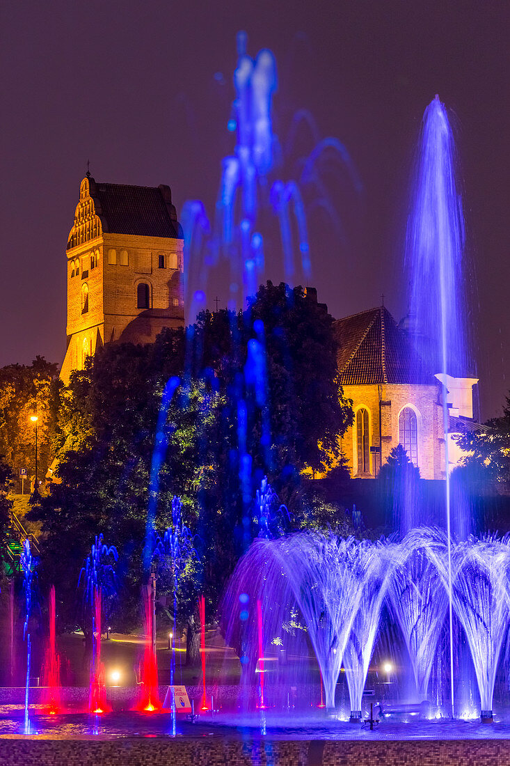 Kirche der Heimsuchung der Heiligen Jungfrau Maria, Multimedia-Brunnenpark, Warschau, Polen, Europa