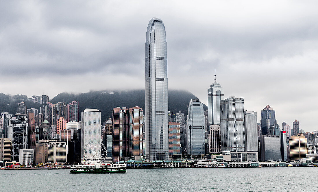 Skyline von Hong Kong im Nebel, Asien