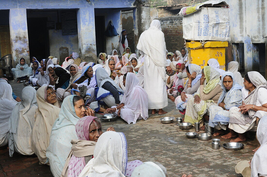 Radhakund, Vrindavan, Uttar Pradesh, Indien, Witwenspeisung eines gemeinnützigen Vereins