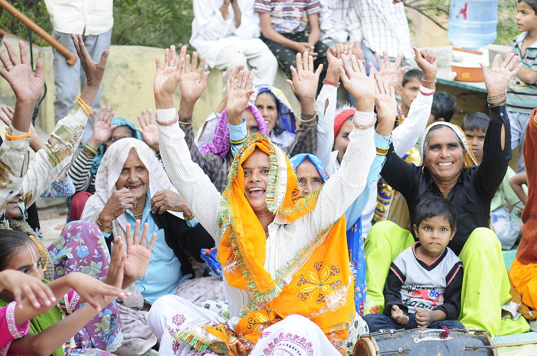 Nandgoan, Nandagram, Vrindavan, Uttar Pradesh, Indien, Frauen singen auf Schulveranstaltung
