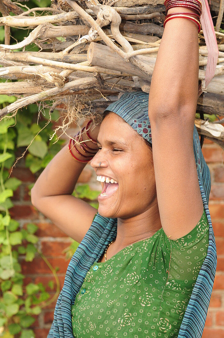 Radhakund, Vrindavan, Uttar Pradesh, Indien, Dorfbewohnerin beim Holztragen