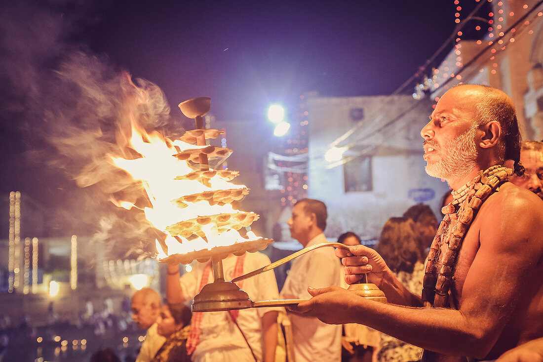 2017, Radhakund, Vrindavan, Uttar Pradesh, India, Brahmin makes Radhakung-Aratik, the daily worship of the holy seaside resort with light and other objects