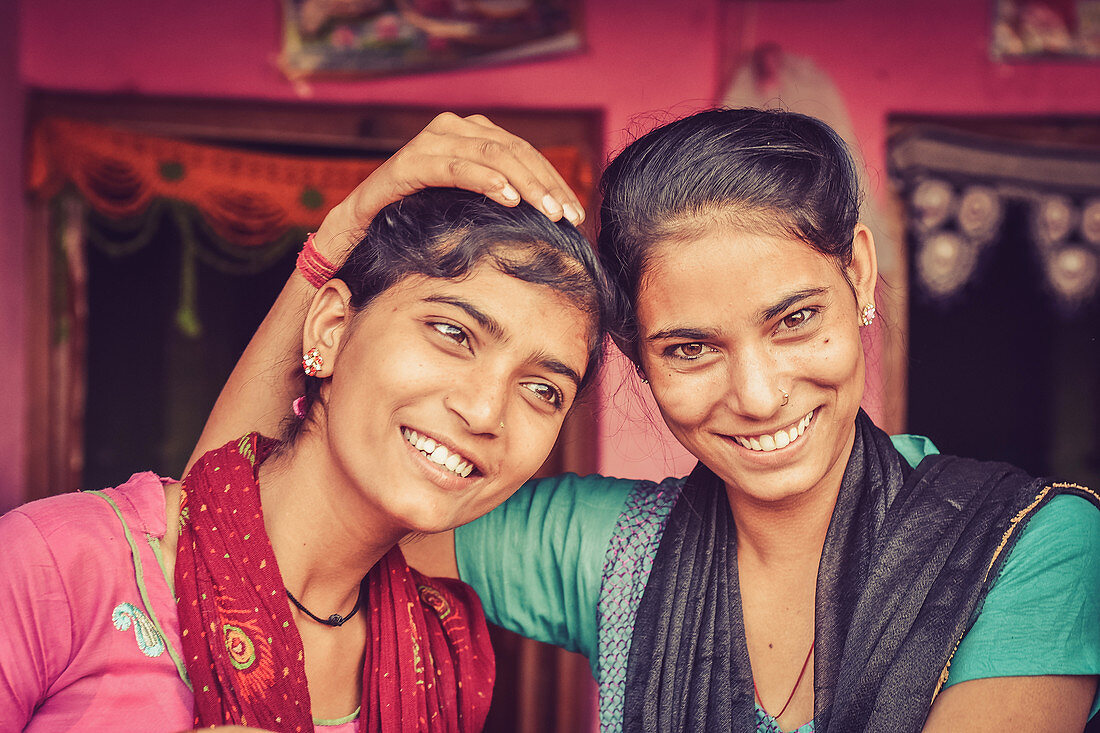 Radhakund, Vrindavan, Uttar Pradesh, Indien, zwei Schwestern umarmen sich