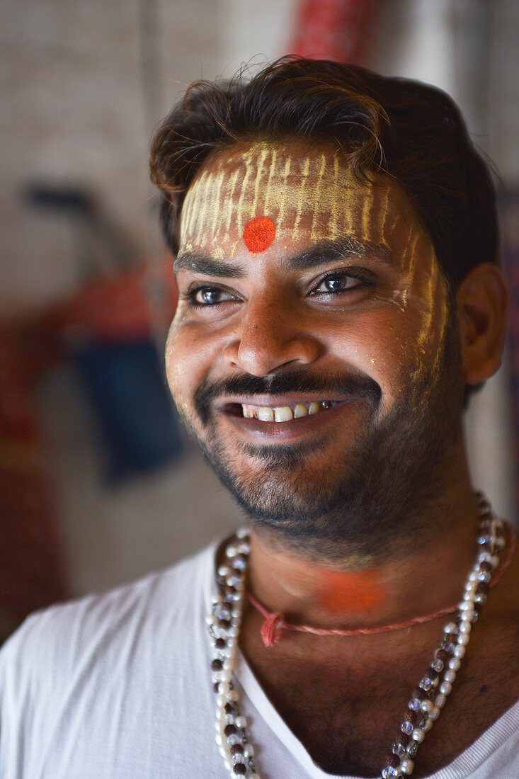 Vrindavan, Uttar Pradesh, Indien, Priester im Shiva-Tempel am Radhakund