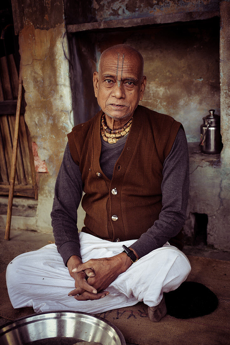Radhakund, Vrindavan, Uttar Pradesh, Indien, Helfer bei Witwenspeisung