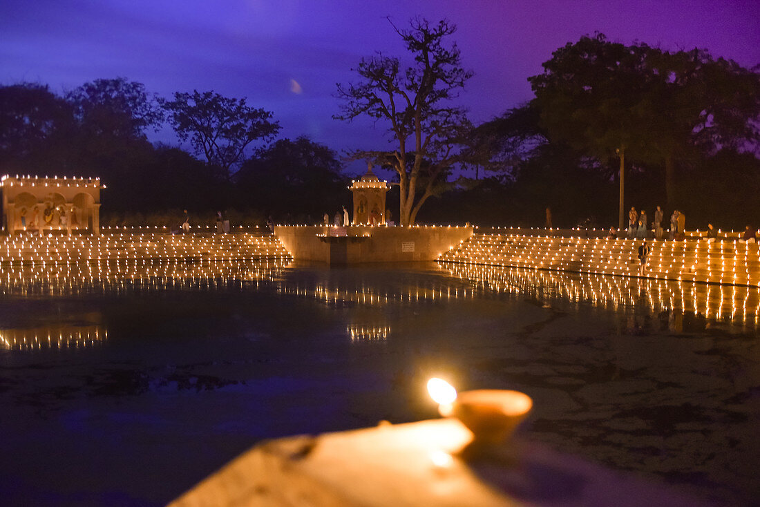 Govardhan, Vrindavan, Uttar Pradesh, Indien, Holy Name Retreat, mit 8.000 Ghee-Lampen erläuchteter Surabikund