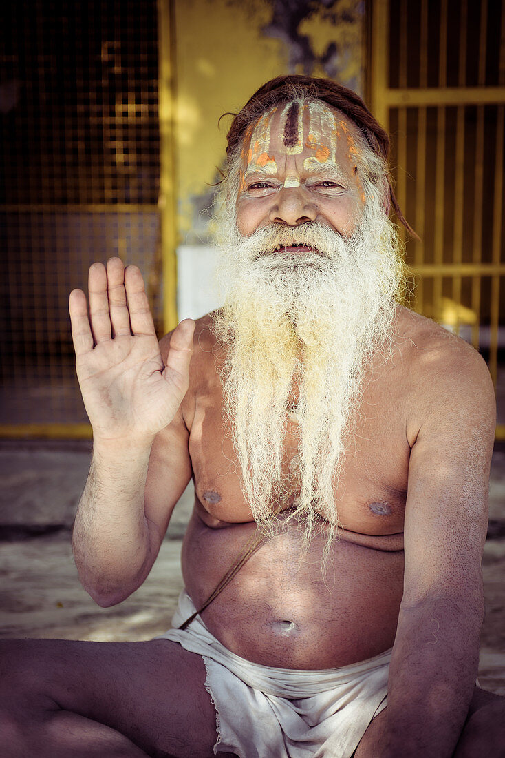 Ter Kadamba, Govardhan, Vrindavan, Uttar Pradesh, Indien, Shiva Tempel Asheshvara Mahadeva, Heiliger Mann im Tempel