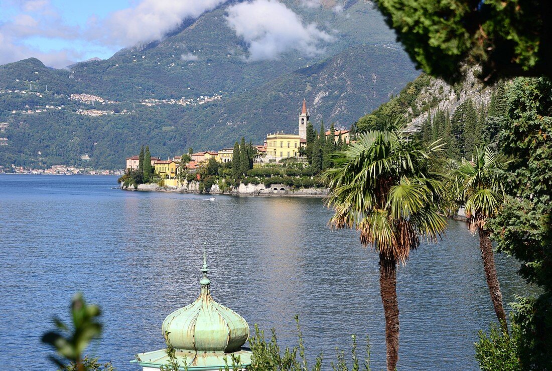 Palmen und Pavilion bei Varenna an der Ostseite, Comer See, Lombardei, Italien