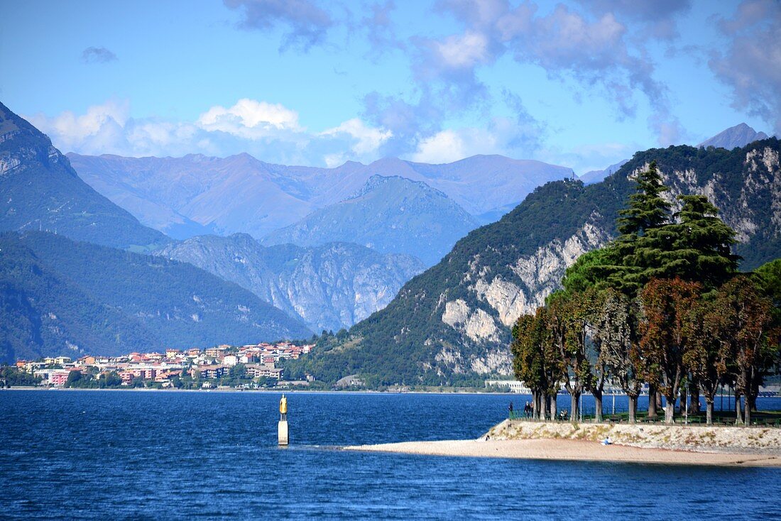 Blick von der Ufer-Promenade von Lecco gen Norden, Ostseite, Comer See, Lombardei, Italien