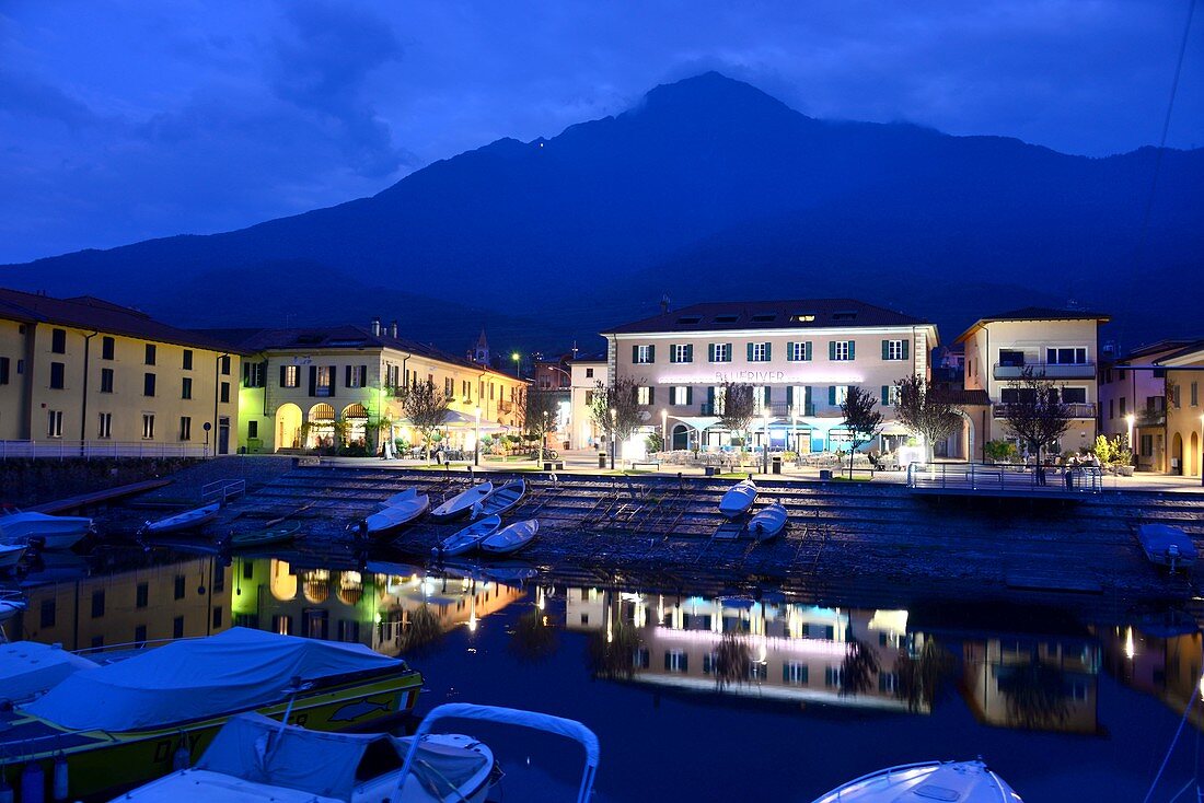 Kleiner Hafen von Colico im Abendlicht, Ostseite, Comer See, Lombardei, Italien