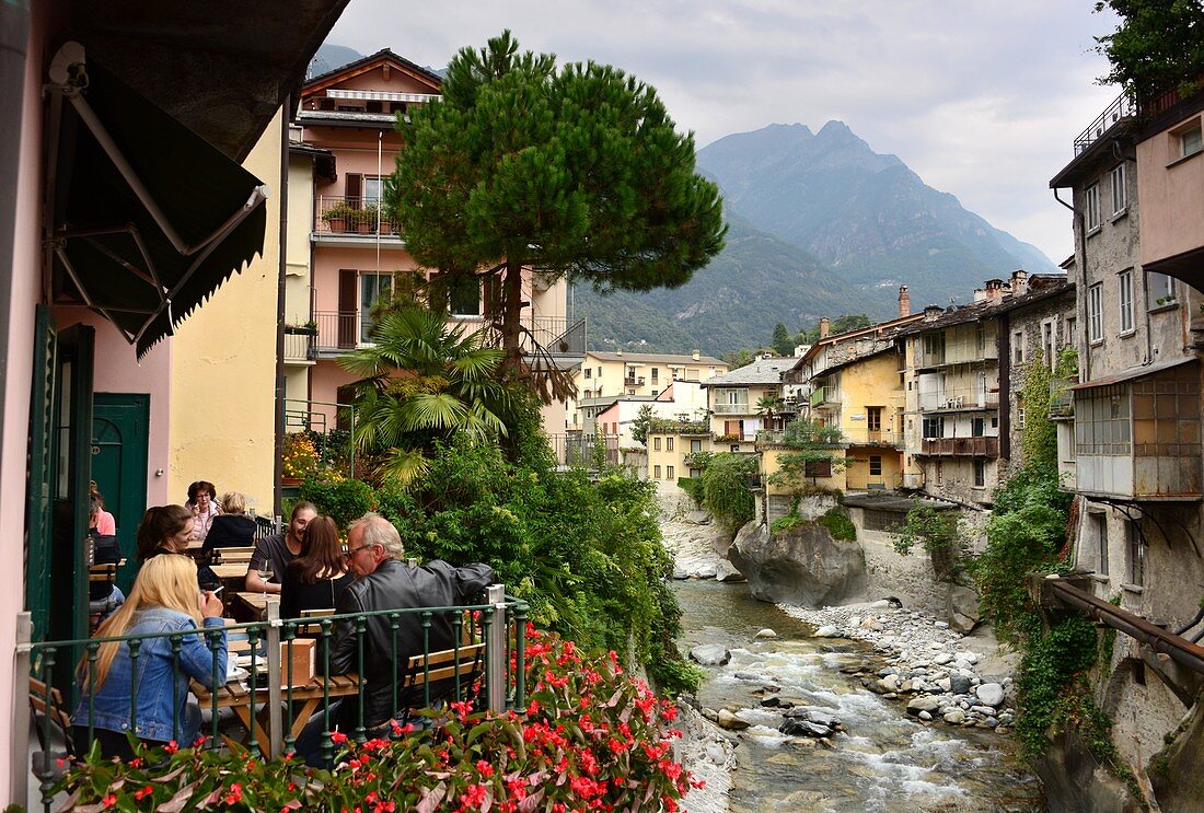 am Mera-Fluß mit Café und mittelalterlichen Häusern, Chiavenna, Val San Giacomo, Lombardei, Italien