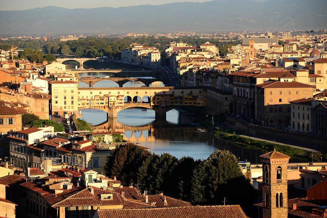 Blick vom Piazza Michelangelo auf Florenz und seinen Fluß Arno, Toscana, Italien