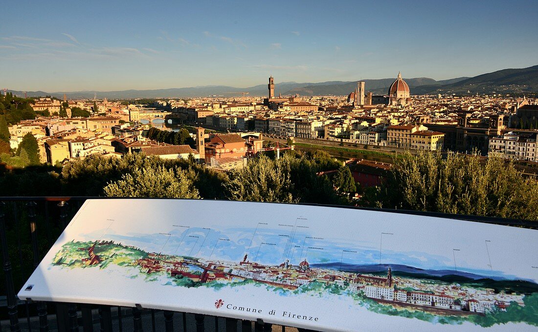 Blick mit bunter Karte vom Piazza Michelangelo auf Florenz, Toscana, Italien