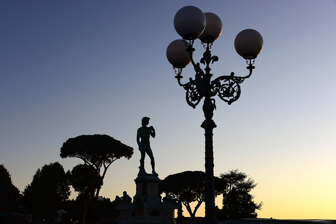 Sonnenuntergang hinter der Figur des David auf dem Piazza Michelangelo, Florenz, Toscana, Italien