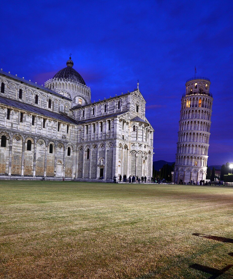 Blick auf den Duomo und schiefen Turm im Abendlicht, Pisa, Toscana, Italien