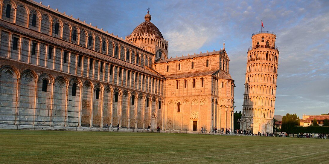 Blick auf den Duomo und schiefen Turm im Abendlicht, Pisa, Toscana, Italien