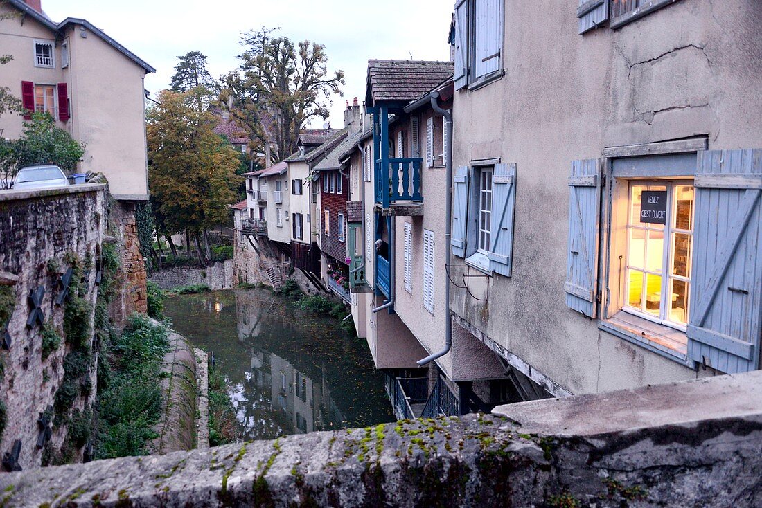 Mittelalterliche Häuser an der Cuisance in Arbois, Jura, Franche Comté, Ost-Frankreich