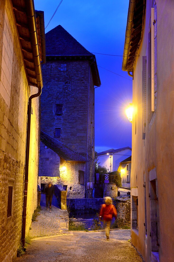 Frau beim Spazieren abends in den Gassen von Arbois, Jura, Franche Comté, Ost-Frankreich