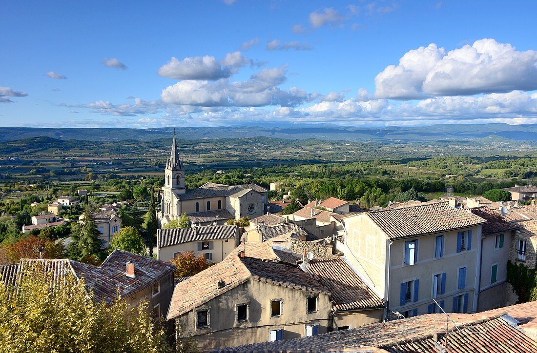 Blick von der Oberstadt auf die Unterstadt mit der Kirche, Bonnieux im Lubéron, Provence, Frankreich