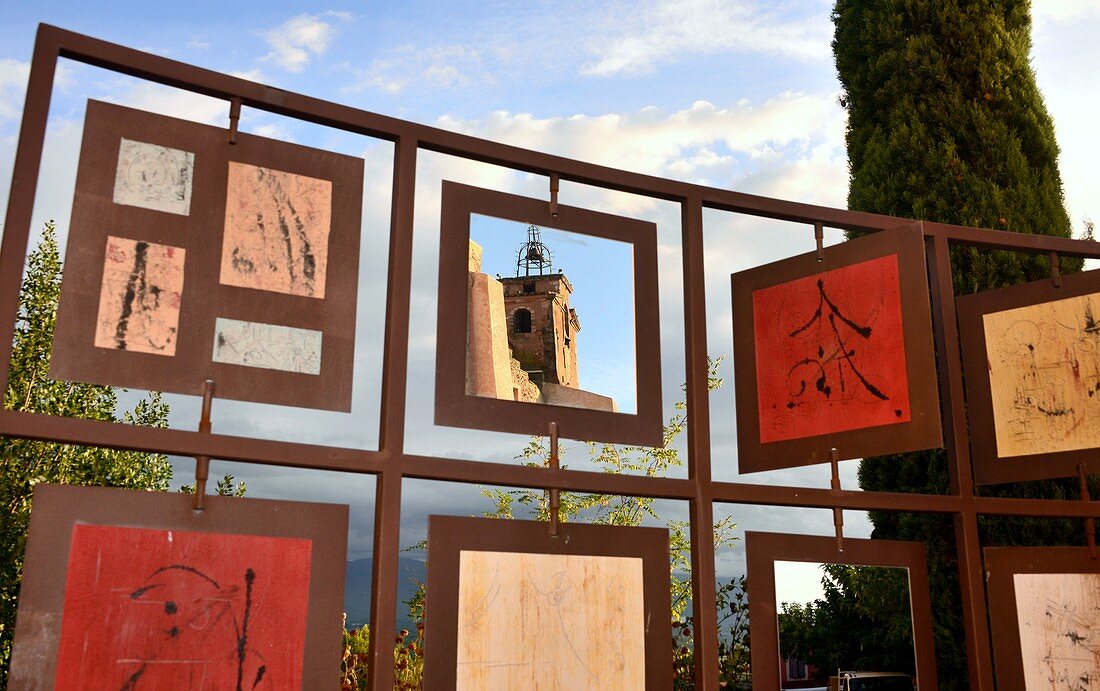 Kleine Kunsttafel mit Bildern und Spiegel in Roussillon im Lubéron, Provence, Frankreich