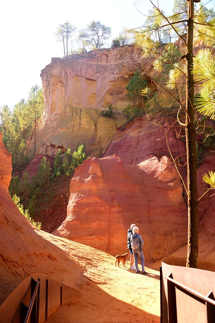 Touristen in den Ockerfelsen 'Colorado', Roussillon im Lubéron, Provence, Frankreich