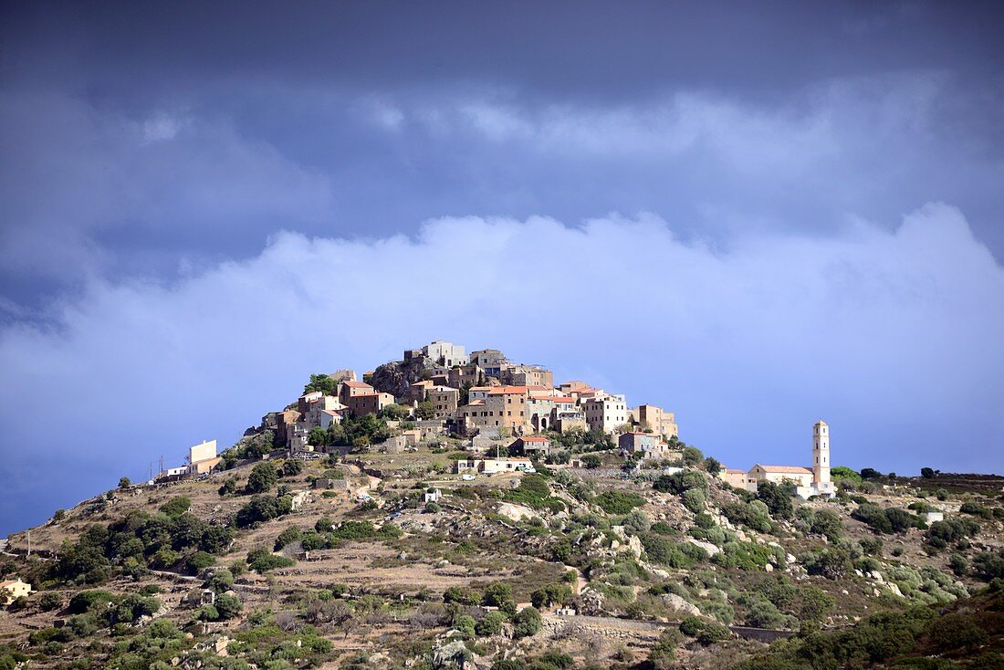 Gewitterwolken über dem Bergdorf Sant Antonino in der Balagne, Nord- Korsika, Frankreich