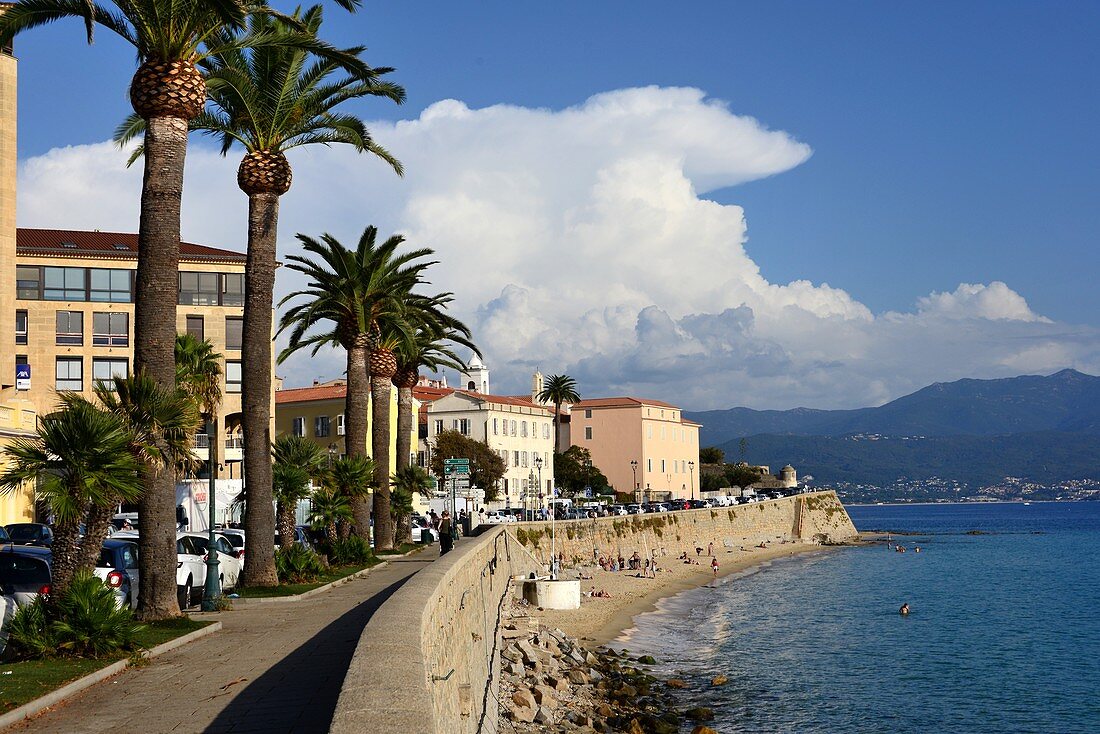 Wolkenbildung am Boulevard Lantivy, Ajaccio, West- Korsika, Frankreich