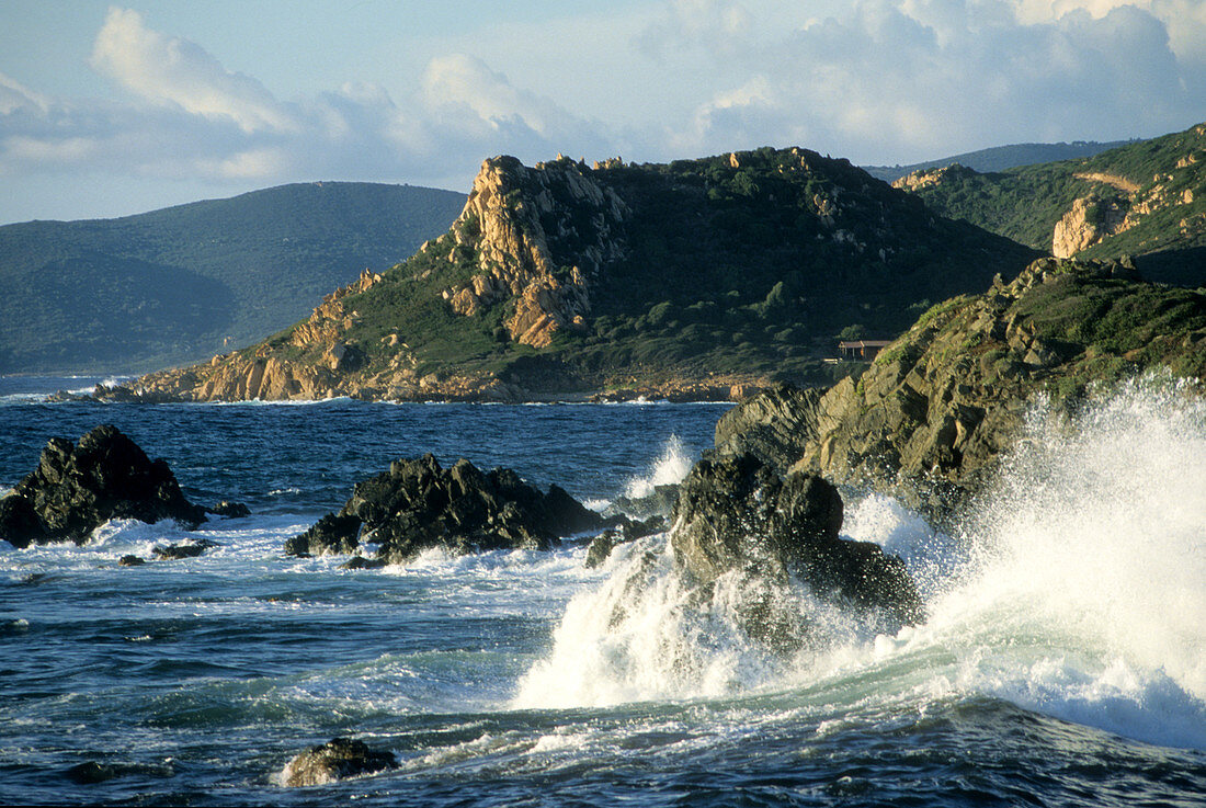 Wilde Wellen an der Küste westlich von Ajaccio am Pointe Parata, West- Korsika, Frankreich