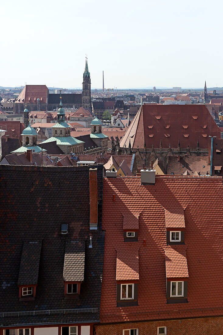 Blick über die Dächer von Nürnberg, hinten die Lorenzkirche, Mittelfranken, Bayern, Deutschland