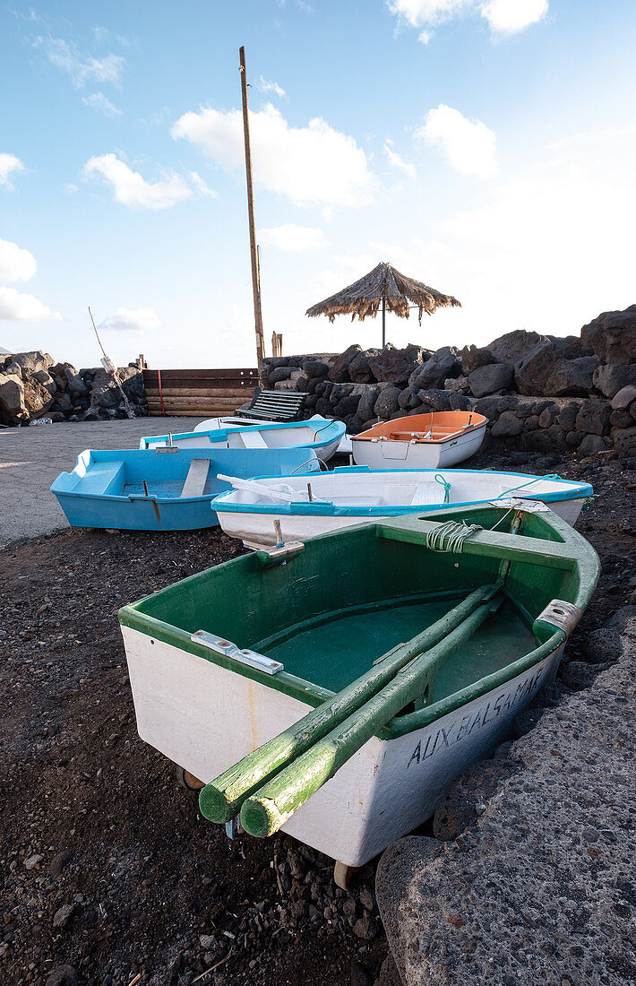 Blick auf kleine bunte Fischerboote im Fischerdorf la Bombilla, La Palma, Kanarische Inseln, Spanien, Europa