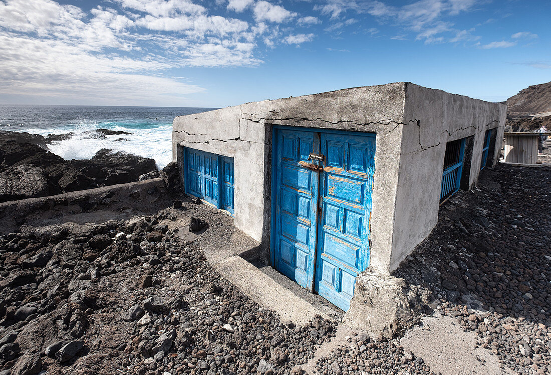 Altes Haus an der Klippe Fuencaliente, im Hintergrund der Atlantik, La Palma, Kanarische Inseln, Spanien, Europa