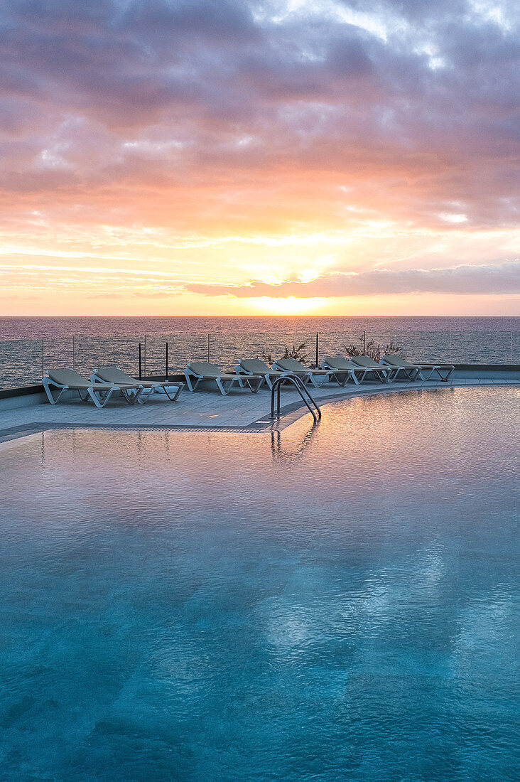 Sonnenuntergang am Hotel Pool, Puerto Naos, La Palma, Kanarische Inseln, Spanien, Europa