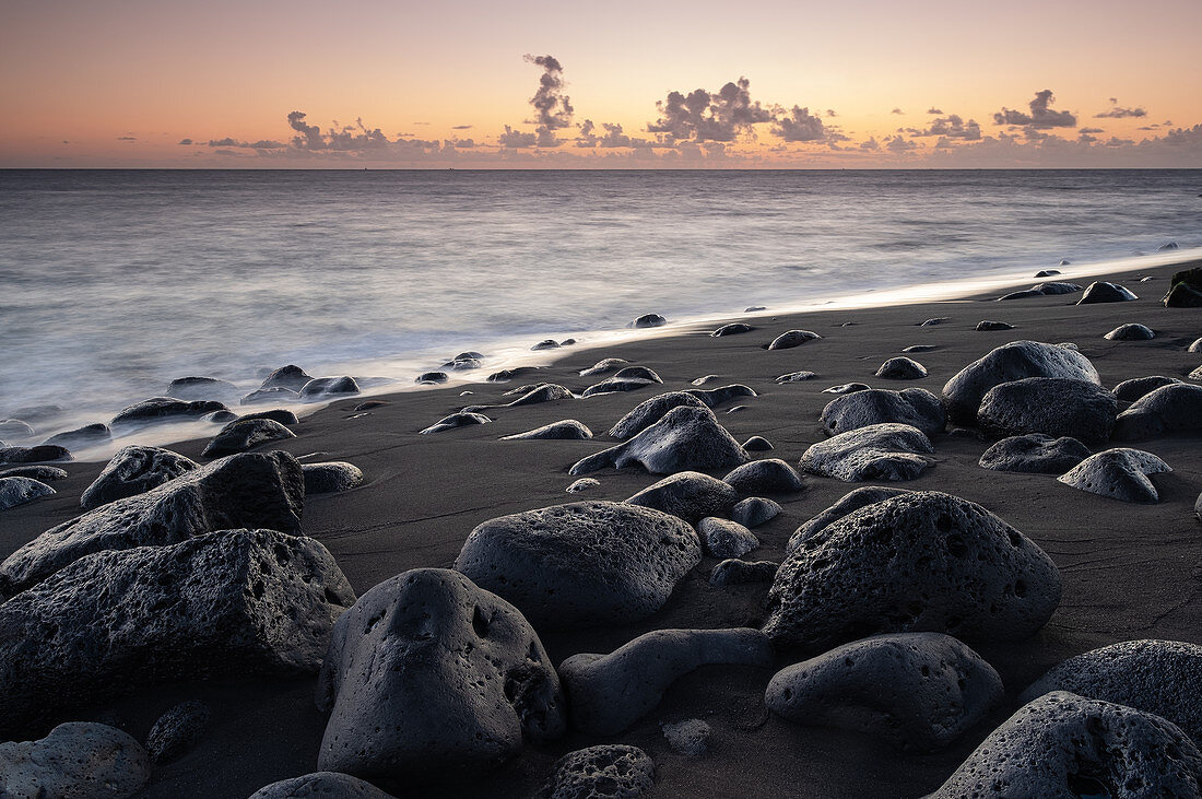 Sonnenuntergang am scharzen Strand im Fischerdorf la Bombilla, La Palma, Kanarische Inseln, Spanien, Europa