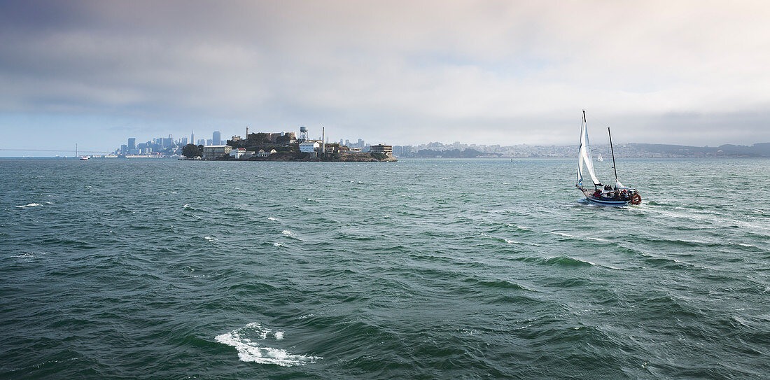 Segelboot vor Gefängnisinsel Alcatraz in der Bucht von San Francisco, USA\n