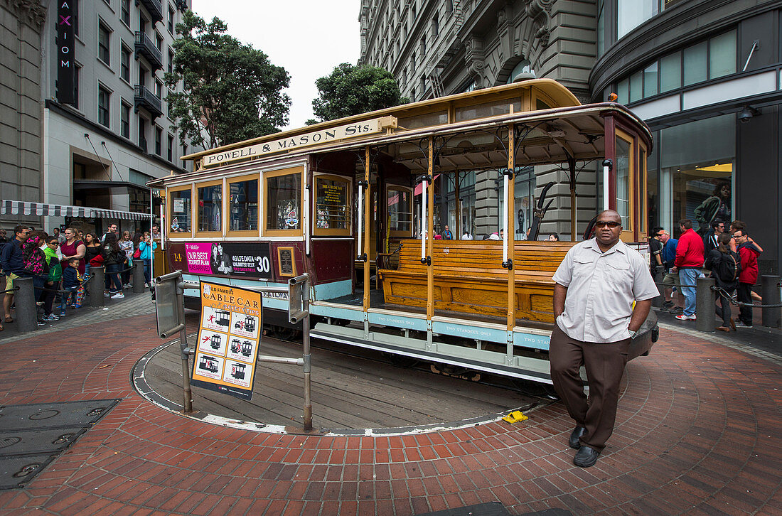 Betrieb der alten Straßenbahn Cable Car in San Francisco, USA\n
