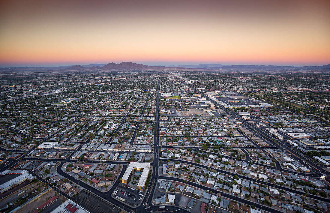 Las Vegas aus der Vogelperspektive im Sonnenuntergang vom Panorama Deck des Stratosphere Towers, USA\n