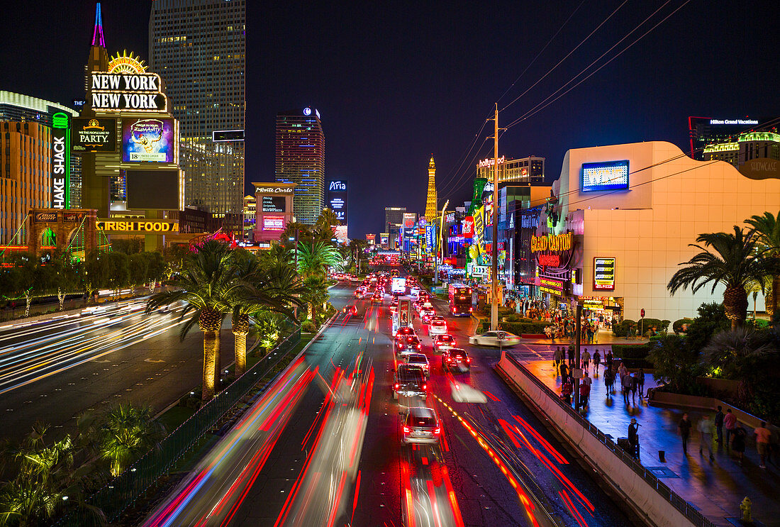 Leuchtender Strip in Las Vegas bei Nacht, USA\n
