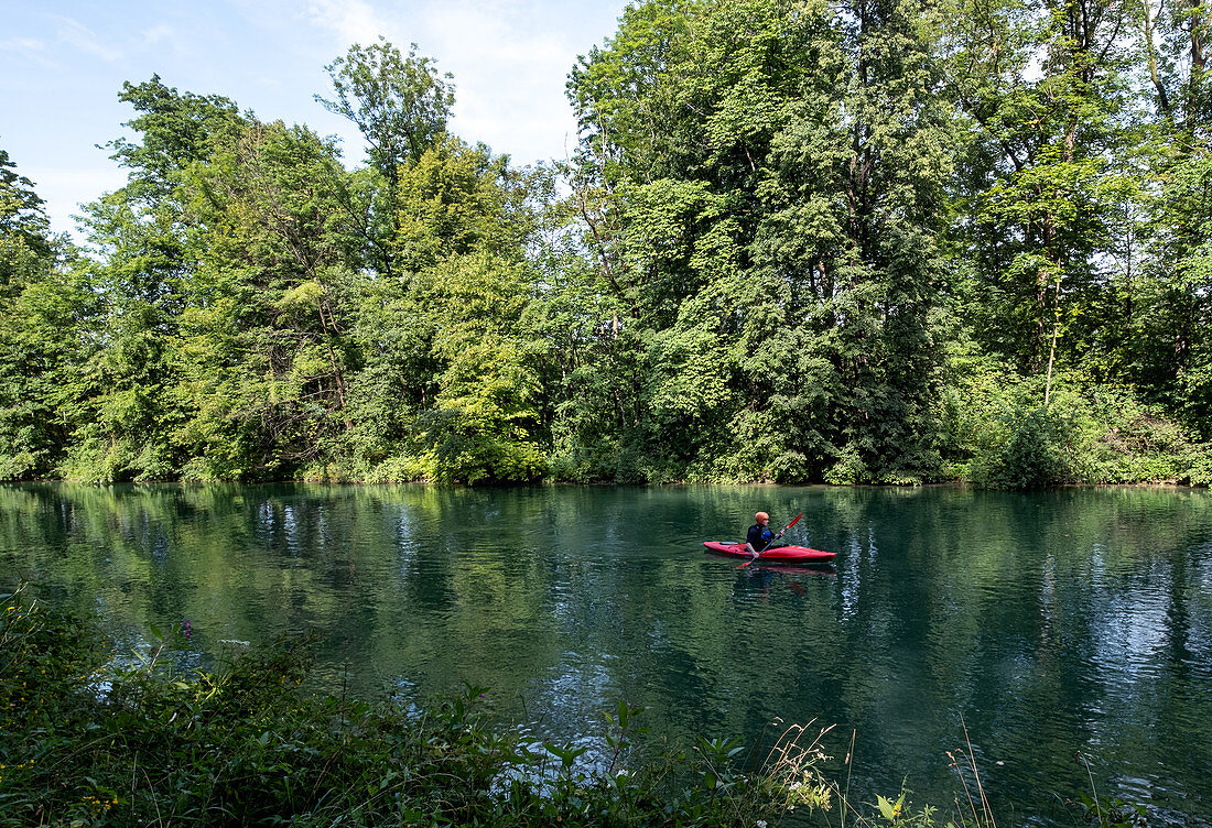 Blick auf einen Kanufahrer auf dem Isarkanal, München, Bayern, Deutschland