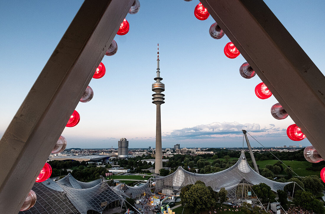 Blick vom Riesenrad auf den Olympiaturm während des Sommerfestes, München, Bayern, Deutschland