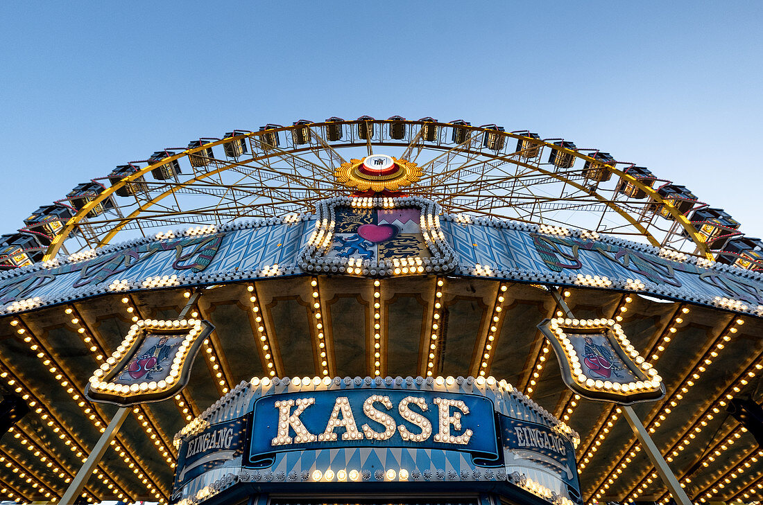 Blick auf das Riesenrad im Olympiagelände zum Sommerfest, München, Bayern, Deutschland