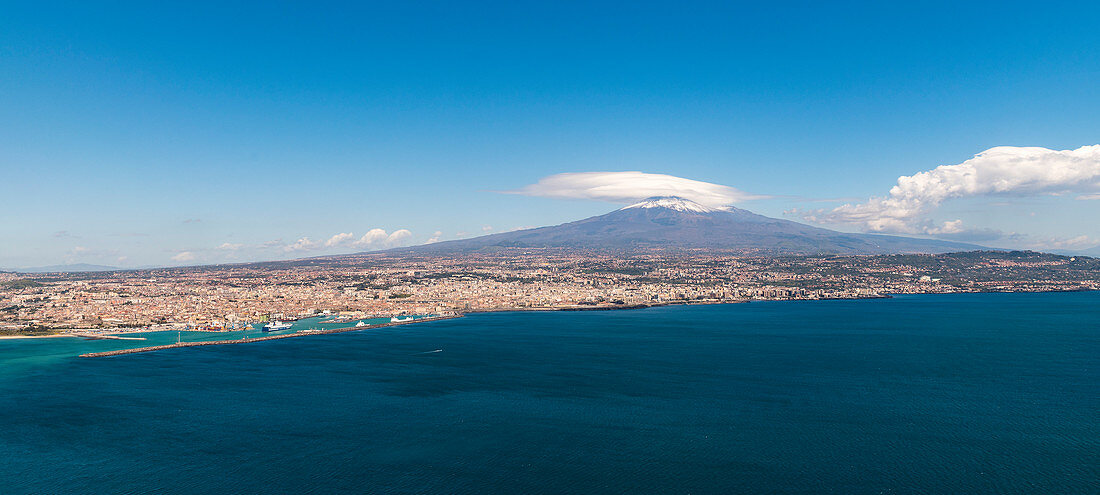 Der Etna und die Stadt Catania auf Sizilien, Italien