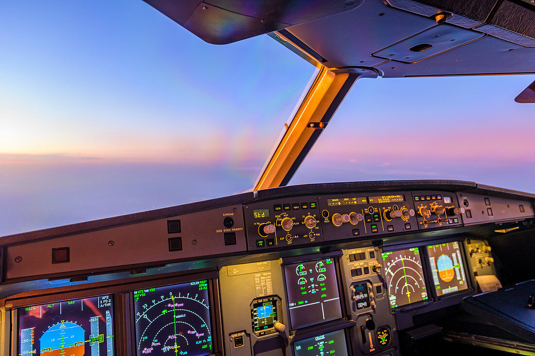 Sonnenaufgang vom Cockpit eines Airbus A320 aus gesehen