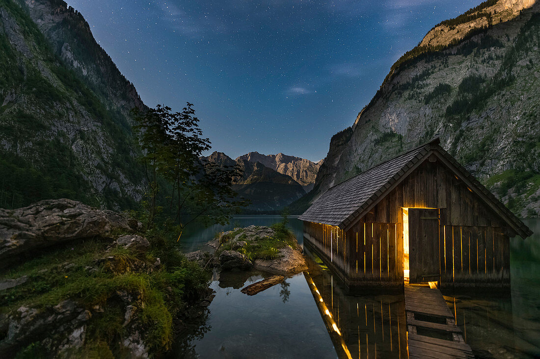 Licht im Bootshaus am Obersee, Berchtesgadener Land, Bayern, Deutschland