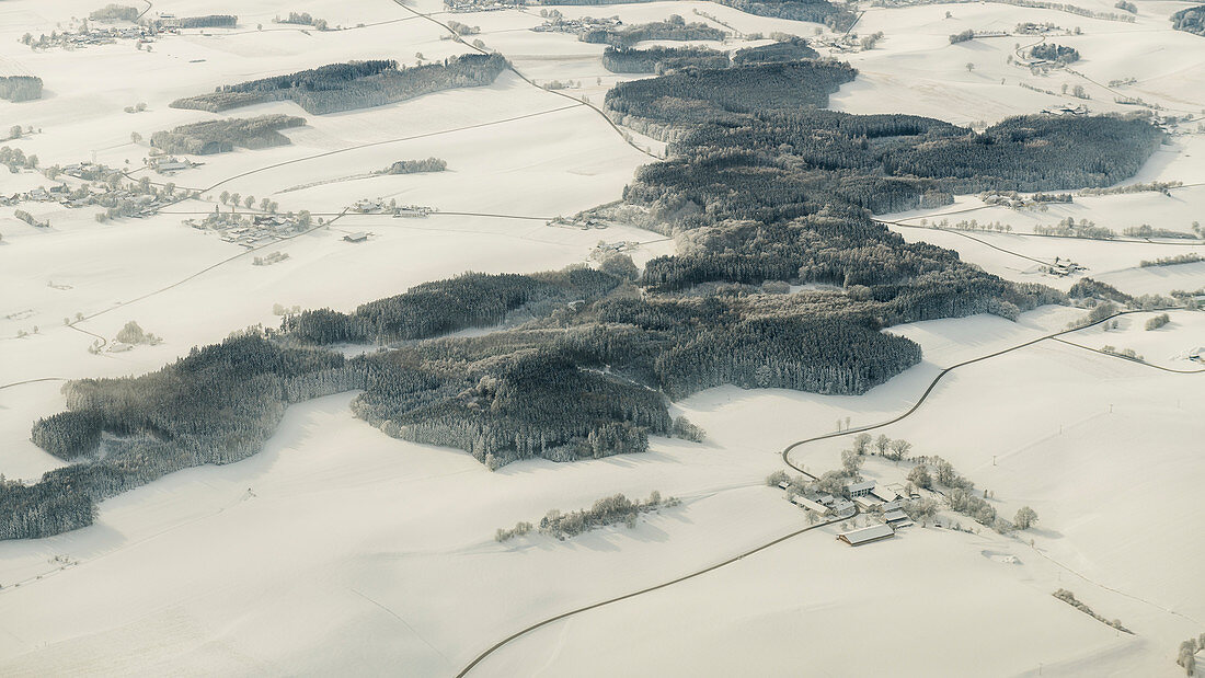 Winterstimmung aus der Luft in Bayern, Deutschland