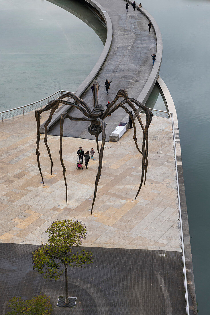 Spinnenskulptur vor dem Guggenheim Museum in Bilbao, Spanien