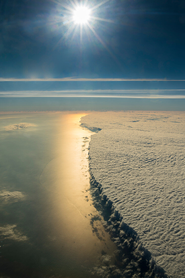 Harte Kante einer Wolkendecke über dem Mittelmeer vor der Côte d'Azur, Frankreich