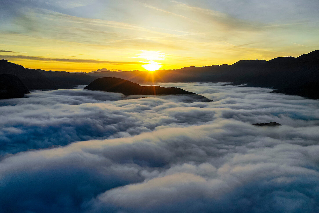Dichter Nebel am frühen Morgen über dem Bohinje See, Triglav Nationalpark, Slowenien